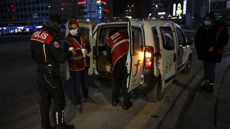 B­a­ş­k­e­n­t­t­e­ ­K­ı­z­ı­l­a­y­ ­E­k­i­p­l­e­r­i­ ­S­o­ğ­u­k­ ­H­a­v­a­d­a­ ­G­ö­r­e­v­ ­Y­a­p­a­n­ ­P­o­l­i­s­l­e­r­e­ ­Ç­o­r­b­a­ ­İ­k­r­a­m­ı­n­d­a­ ­B­u­l­u­n­d­u­